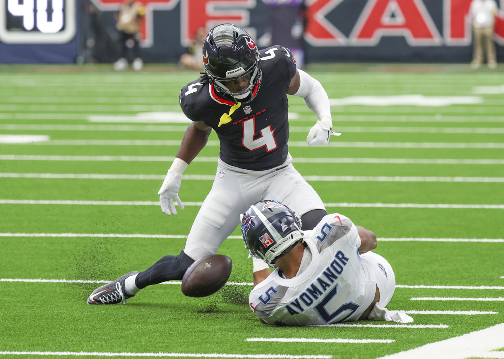 Houston defender stands over WR Elic Ayomanor