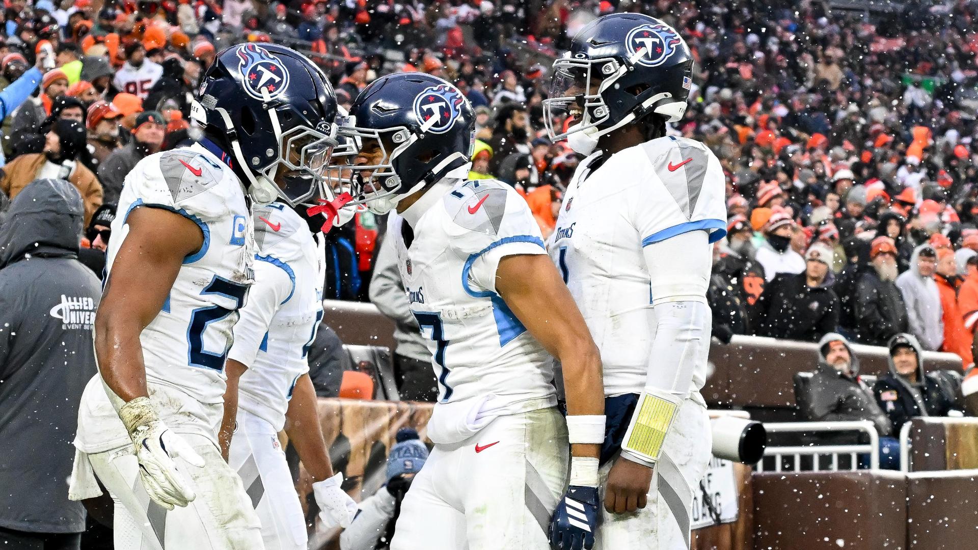 Titans players celebrate Tony Pollard's 63-yard touchdown