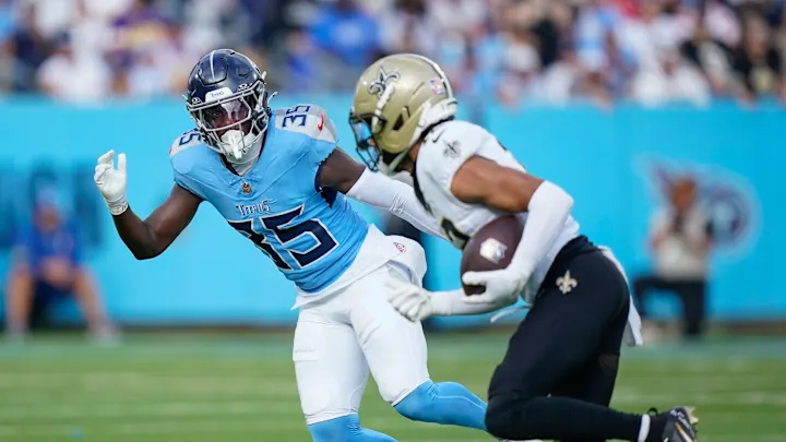Saints running back tries to elude the Titans defender
