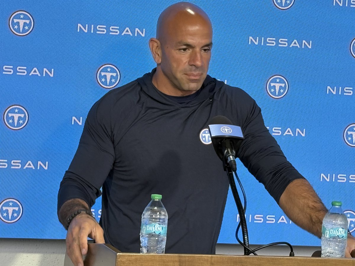 Robert Saleh at a press conference