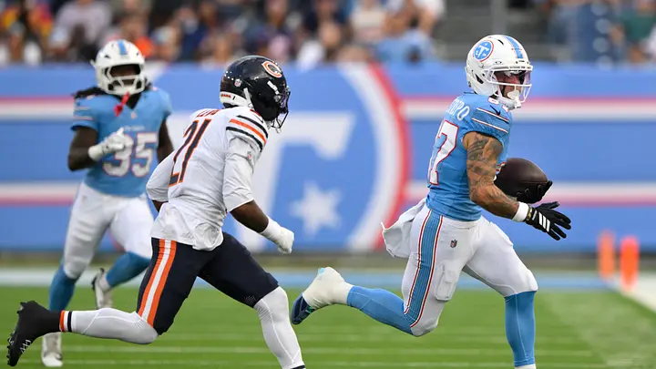 Titans complete pass against the Bears